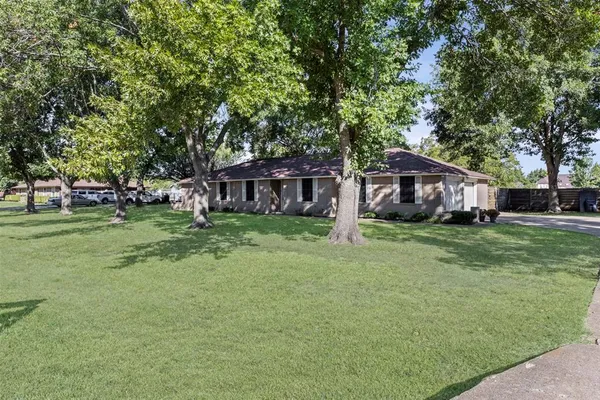 $500,000 | 113 Hackberry Drive, Oak Leaf, TX 75154