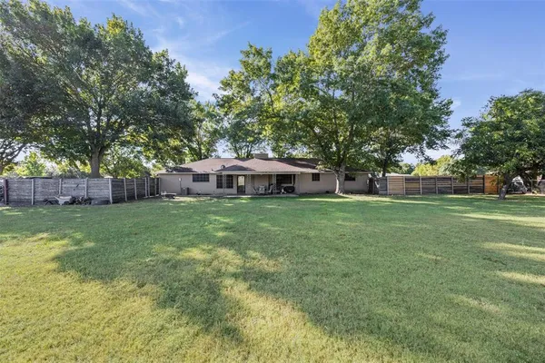 a view of a house with a backyard