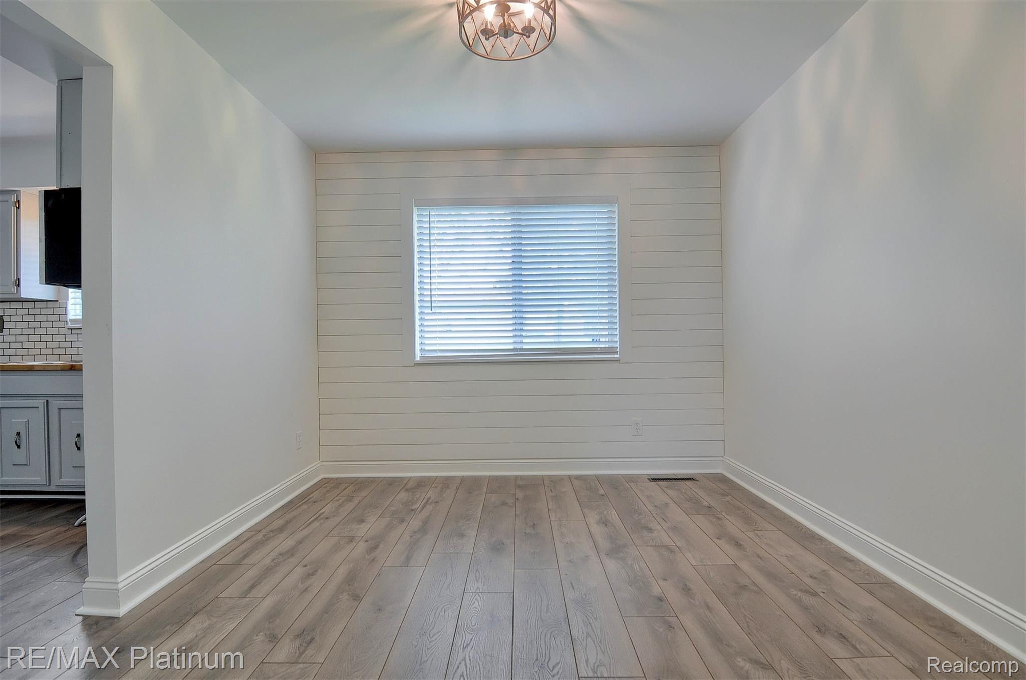 2421 Crane Road Fenton, MI 48430 - Photo 7 of 32 7-Dining Room.jpg