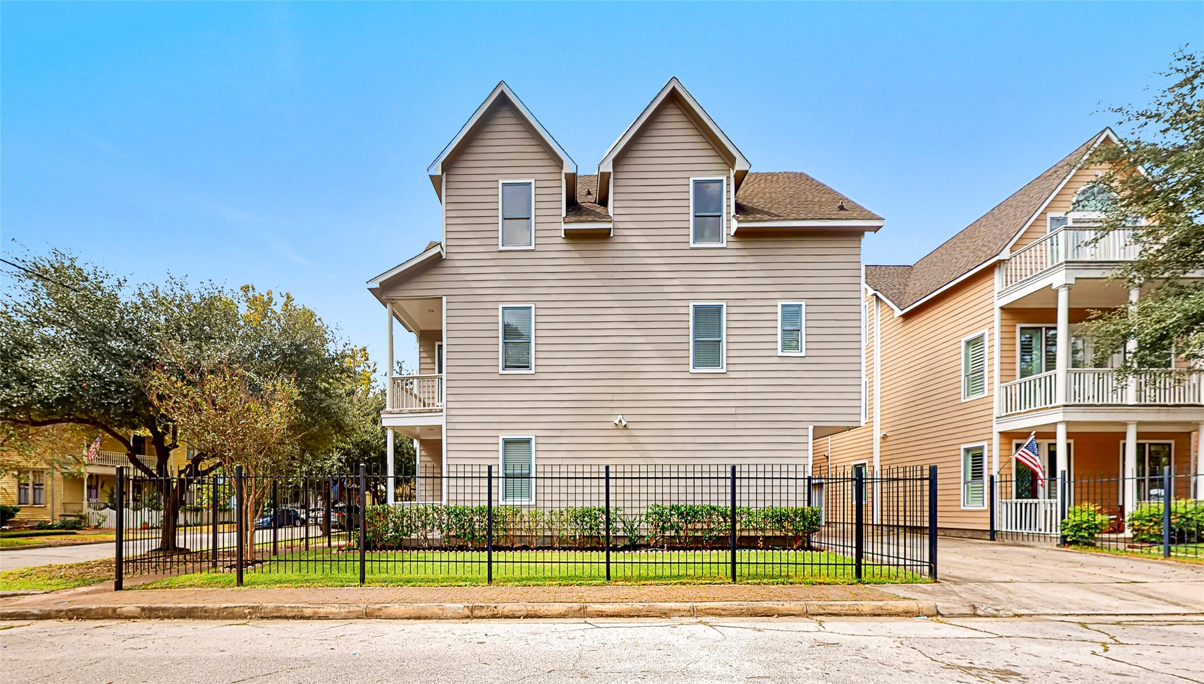 2104 State Street Houston, TX 77007 - Photo 30 of 41 A side view of the house and please note that in addition to the 2 car garage, property has plenty of street parking as well.