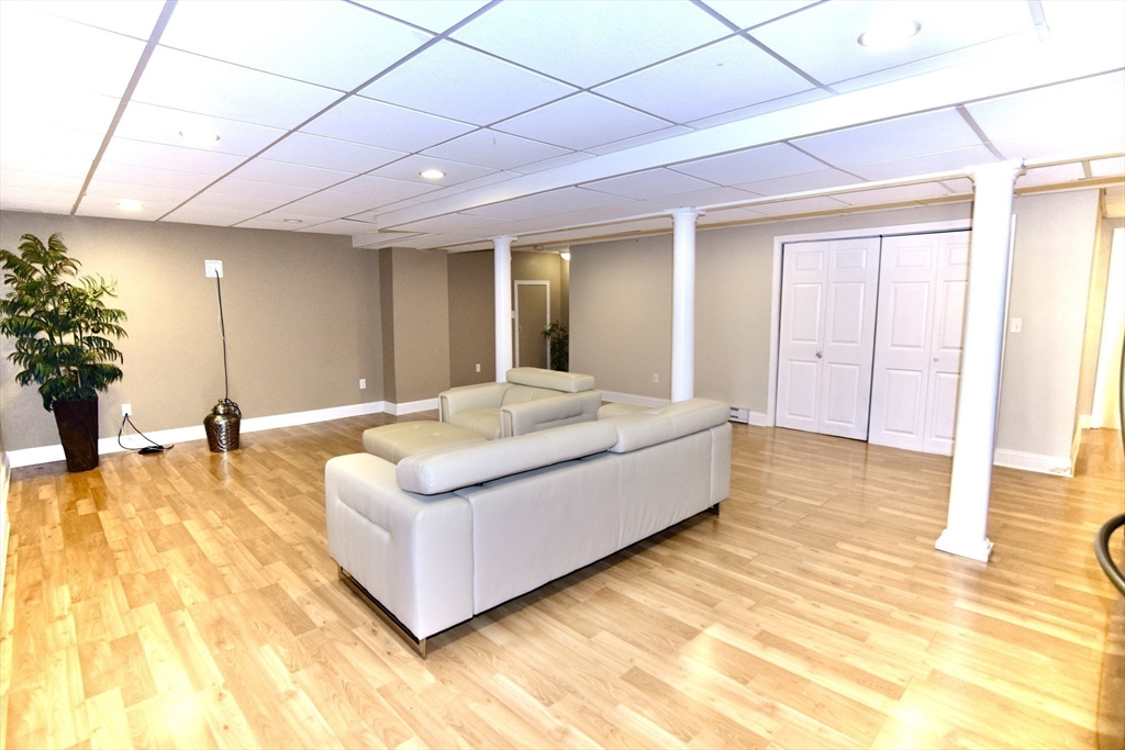 172 Edgehill Road, Unit 172 Norwood, MA 02062 - Photo 18 of 27 a spacious bedroom with a bed and a couch