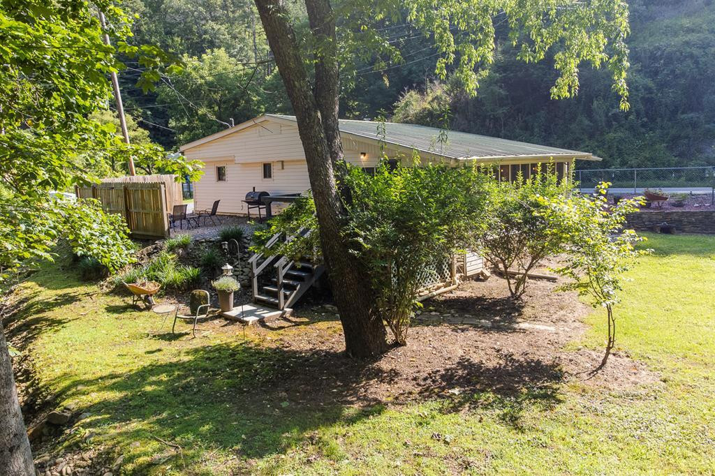1690 Alarka Road Bryson City, NC 28713 - Photo 2 of 33