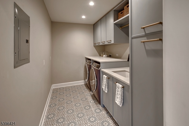 93 Pleasantville Road New Vernon, NJ 07976 - Photo 32 of 41 a kitchen with stainless steel appliances granite countertop a refrigerator and a stove