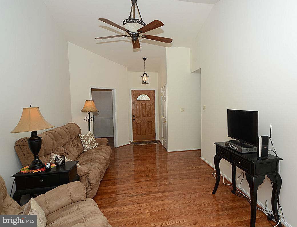 24506 Fossen Road Damascus, MD 20872 - Photo 7 of 27 Living Room