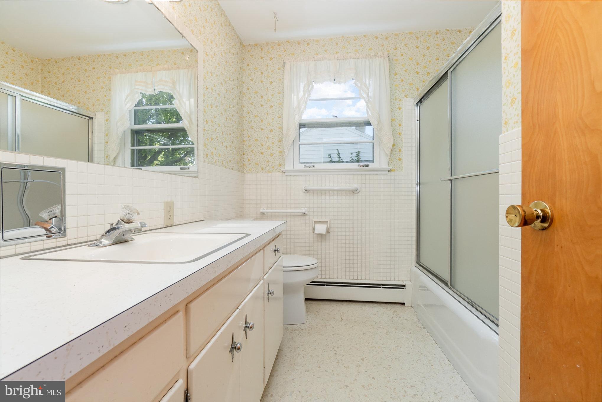 609 West Orange Street Lititz, PA 17543 - Photo 21 of 36 Full Bath