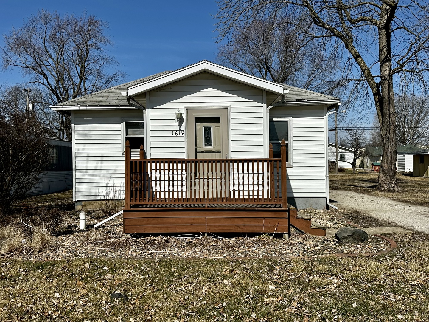 1619 East Washington Street Clinton, IL 61727 - Photo 1 of 32 a front view of a house with a yard