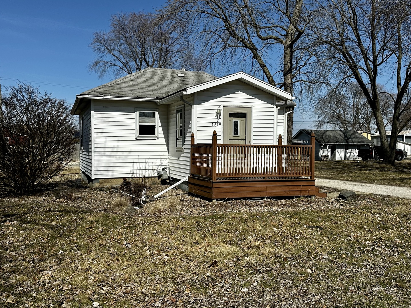 1619 East Washington Street Clinton, IL 61727 - Photo 2 of 32 a front view of a house with a yard