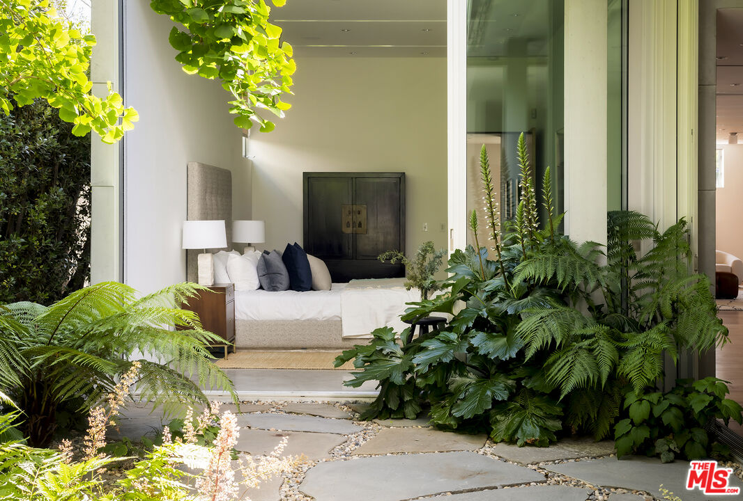 702 6th Avenue Venice, CA 90291 - Photo 14 of 27 a living room with a flower garden