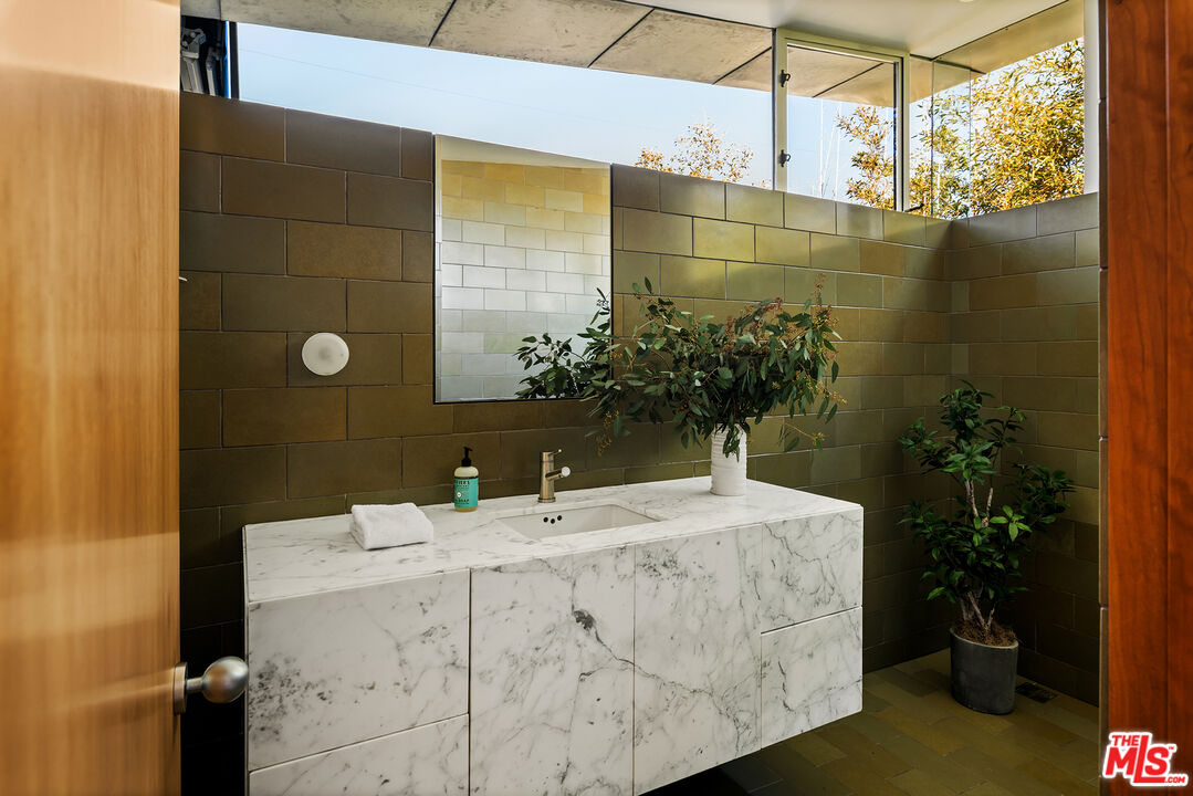 702 6th Avenue Venice, CA 90291 - Photo 18 of 27 a bathroom with a sink and mirror