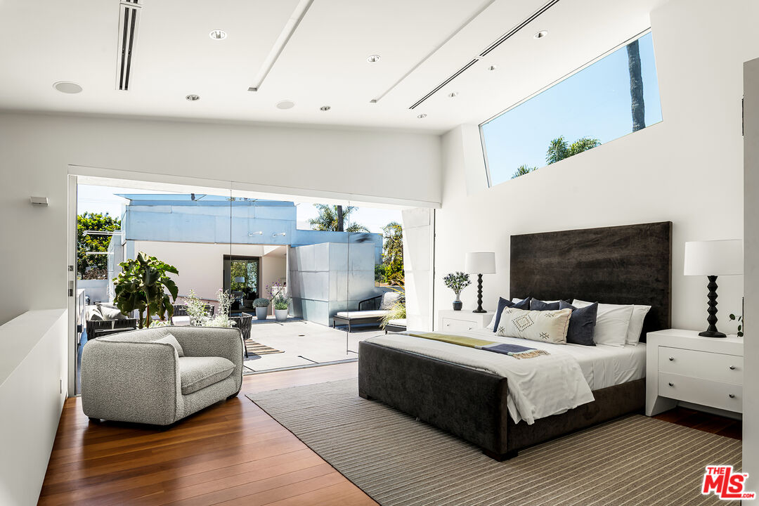 702 6th Avenue Venice, CA 90291 - Photo 19 of 27 a bedroom with a large bed and a flat screen tv