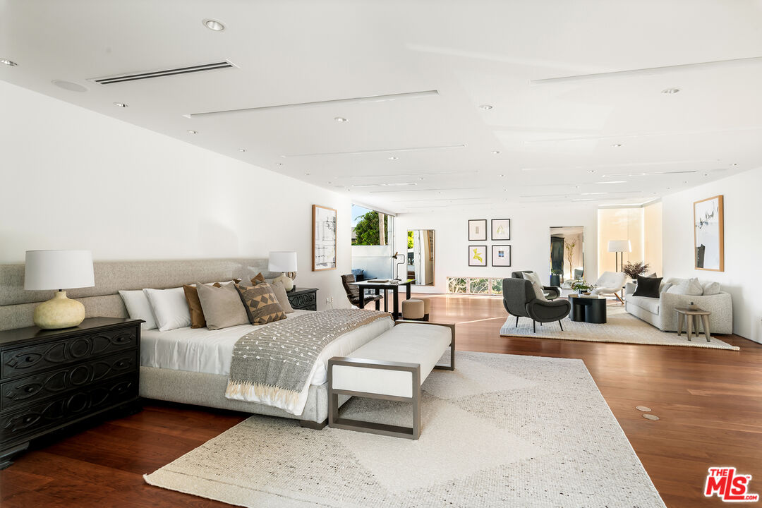 702 6th Avenue Venice, CA 90291 - Photo 21 of 27 a spacious bedroom with a bed a couch and wooden floor