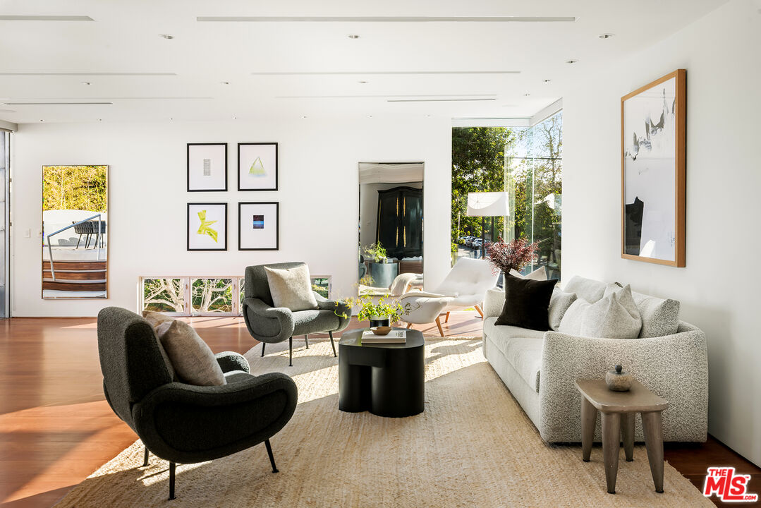 702 6th Avenue Venice, CA 90291 - Photo 22 of 27 a living room with furniture and a potted plant