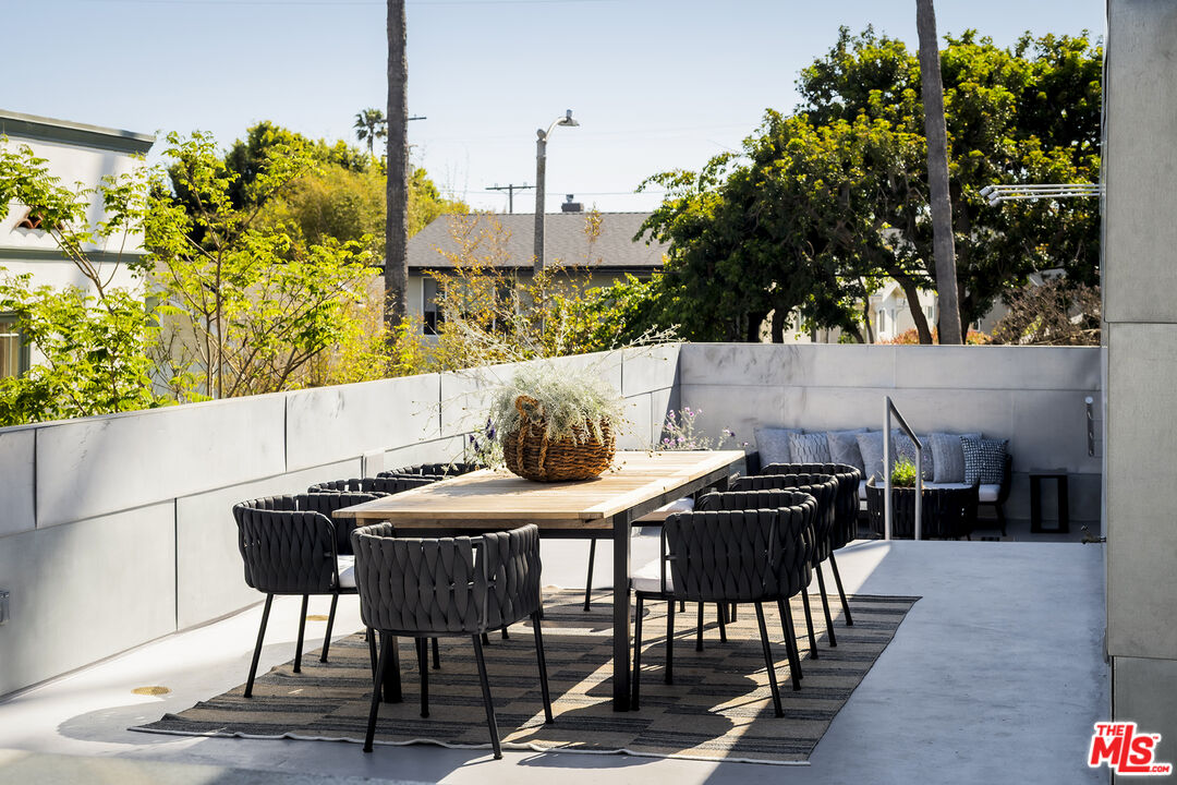 702 6th Avenue Venice, CA 90291 - Photo 25 of 27 a view of an outside dining space with furniture
