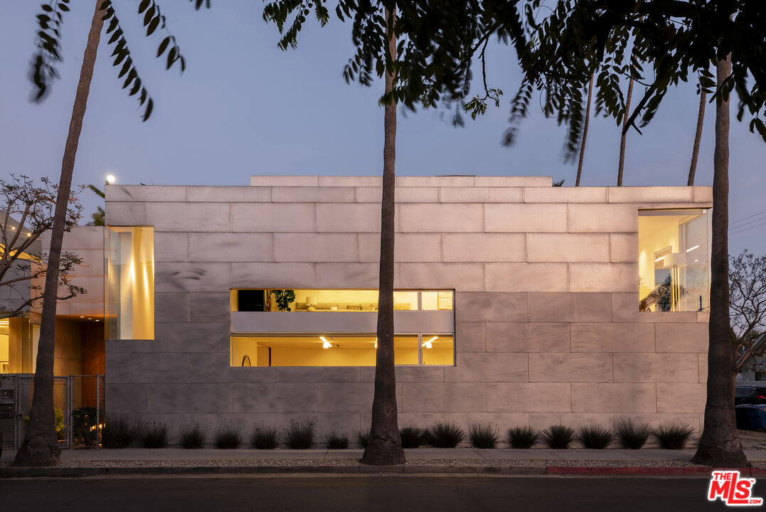 702 6th Avenue Venice, CA 90291 - Photo 27 of 27 a view of a street with a tree