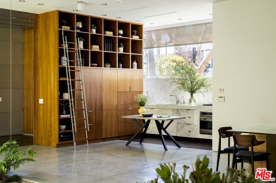 702 6th Avenue Venice, CA 90291 - Photo 8 of 27 a view of a entryway with table and chair