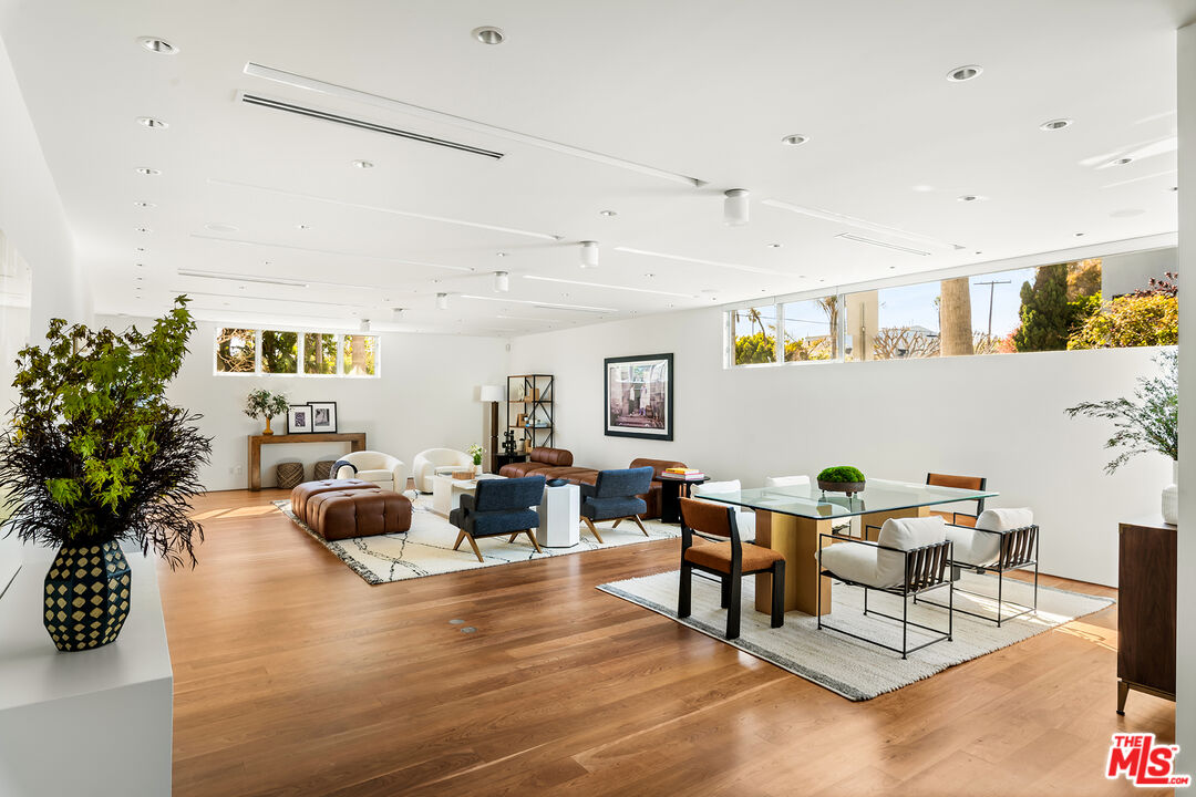 702 6th Avenue Venice, CA 90291 - Photo 10 of 27 a living room with furniture and flowers
