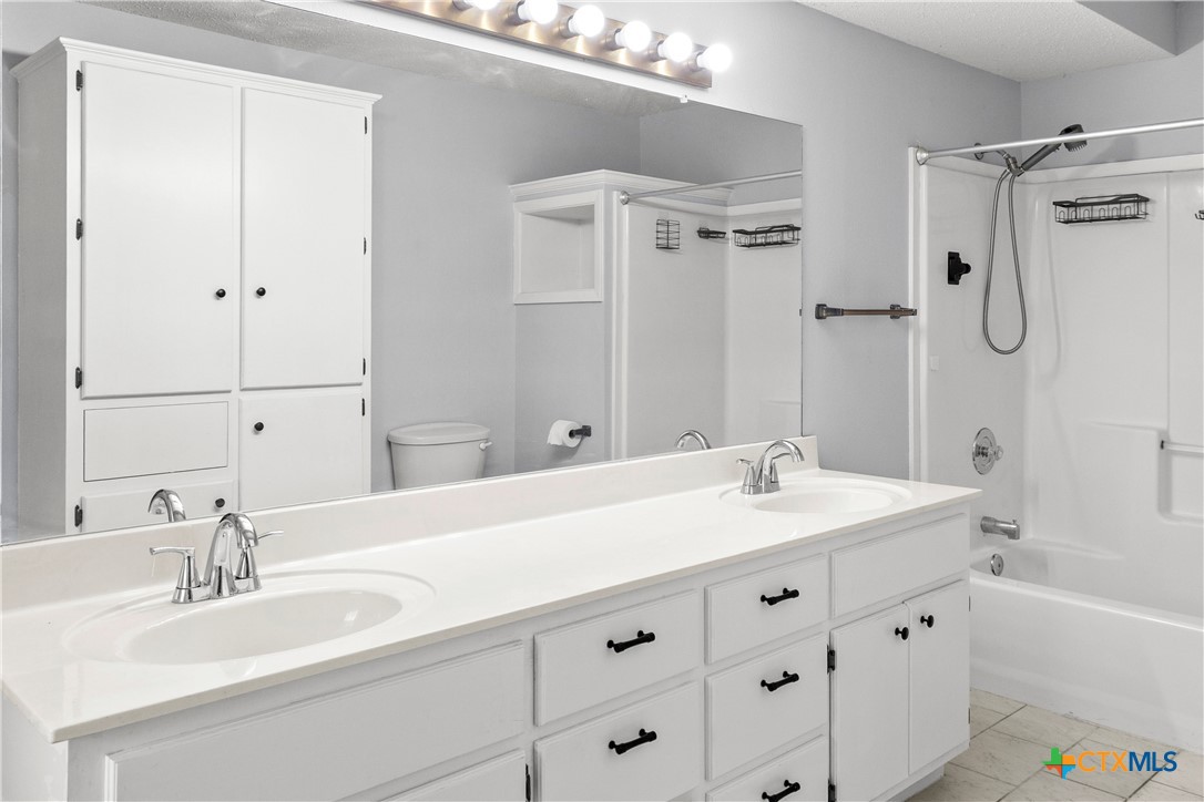 204 Berwick Road Victoria, TX 77904 - Photo 24 of 38 a bathroom with a double vanity sink mirror double and bathtub