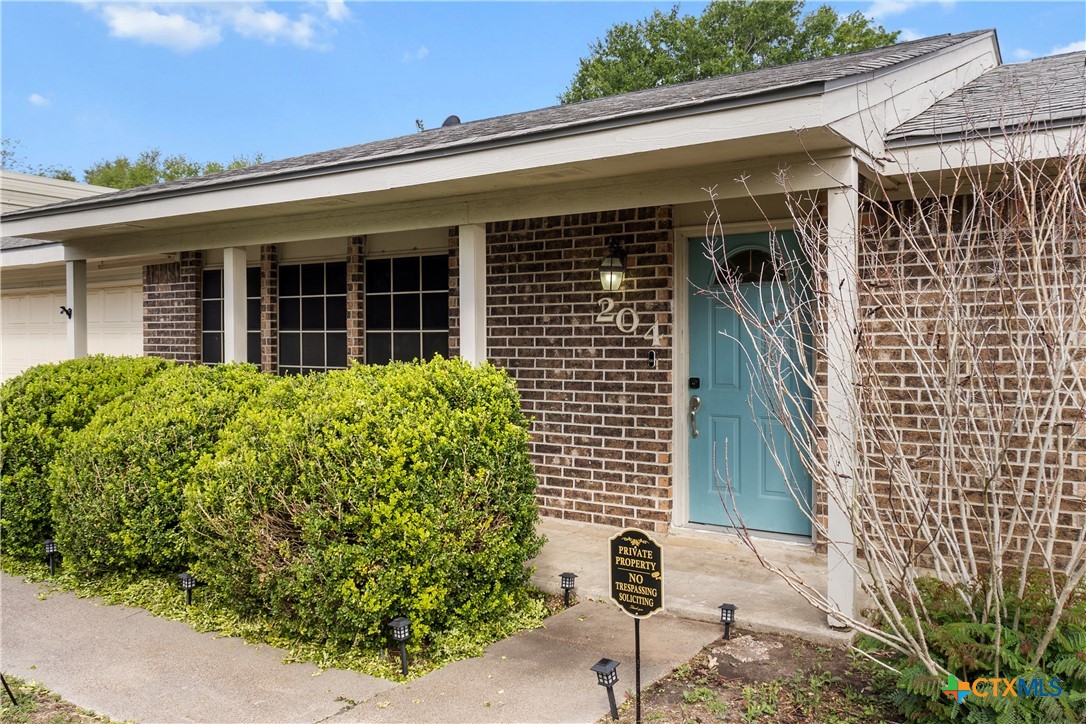 204 Berwick Road Victoria, TX 77904 - Photo 4 of 38 front view of a house