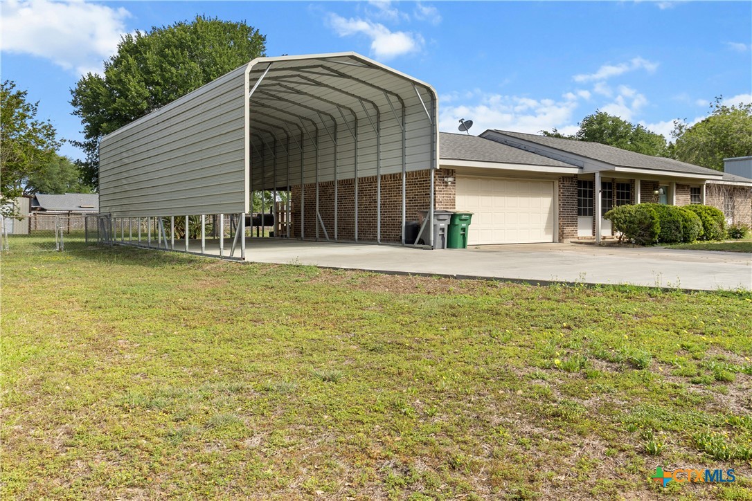 204 Berwick Road Victoria, TX 77904 - Photo 5 of 38 a front view of a house with a yard