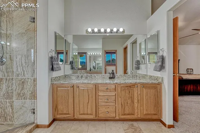 a view of entryway with kitchen and livingroom view