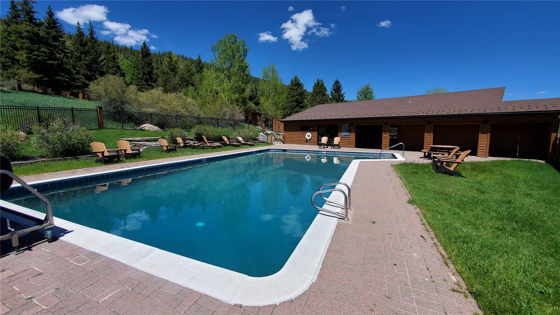 620 Tennis Club Road, Unit 1337 Keystone, CO 80435 - Photo 41 of 48 a view of a backyard with sitting area