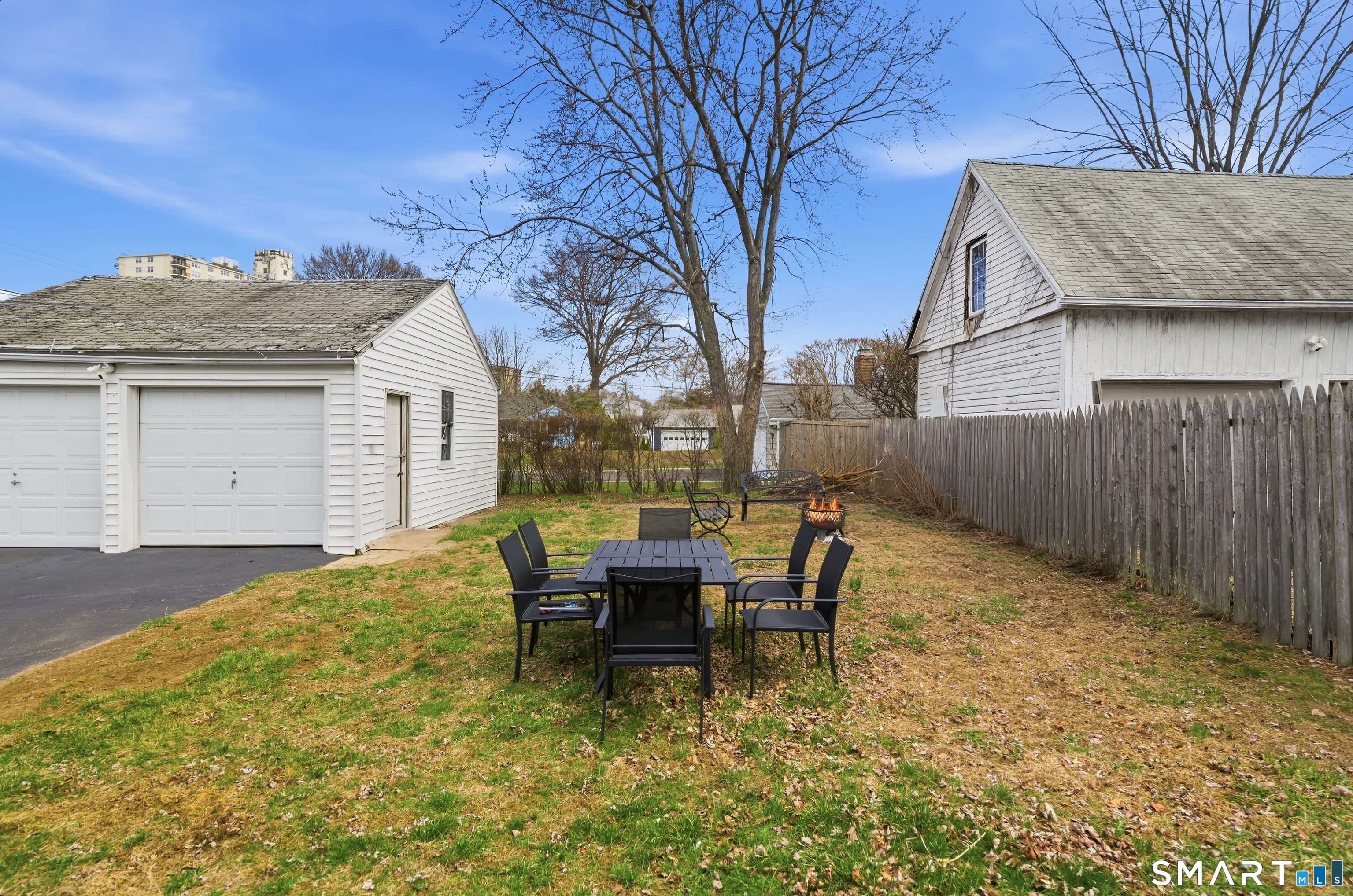 170 Hillside Avenue Bridgeport, CT 06604 - Photo 32 of 35 a backyard of a house with table and chairs
