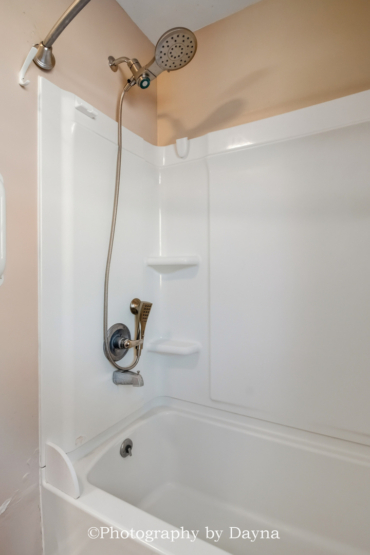 711 Sycamore Street Watseka, IL 60970 - Photo 15 of 21 a bathroom with a bathtub