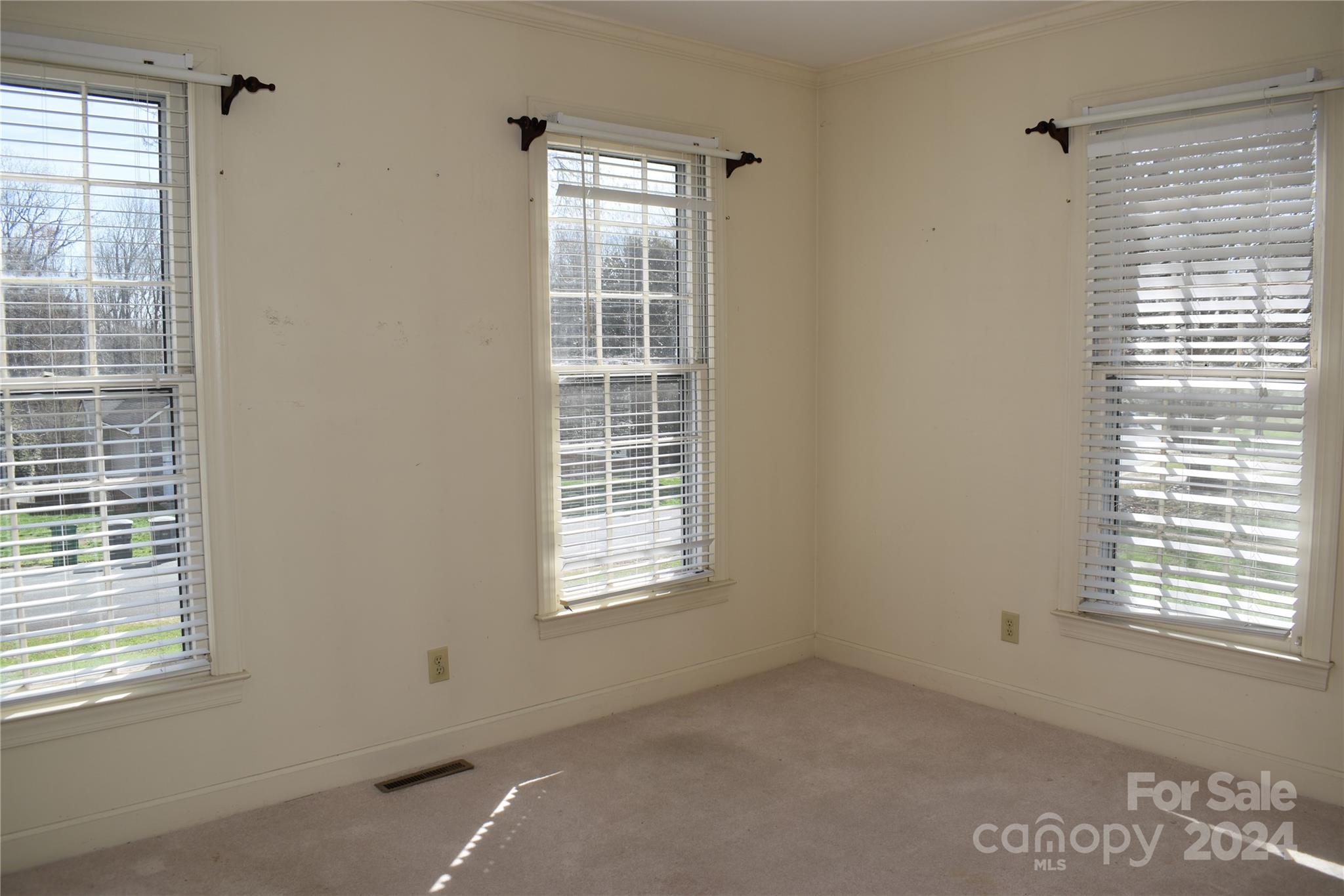 7001 Rothmore View Court Charlotte, NC 28215 - Photo 8 of 36 Gallery Image 8