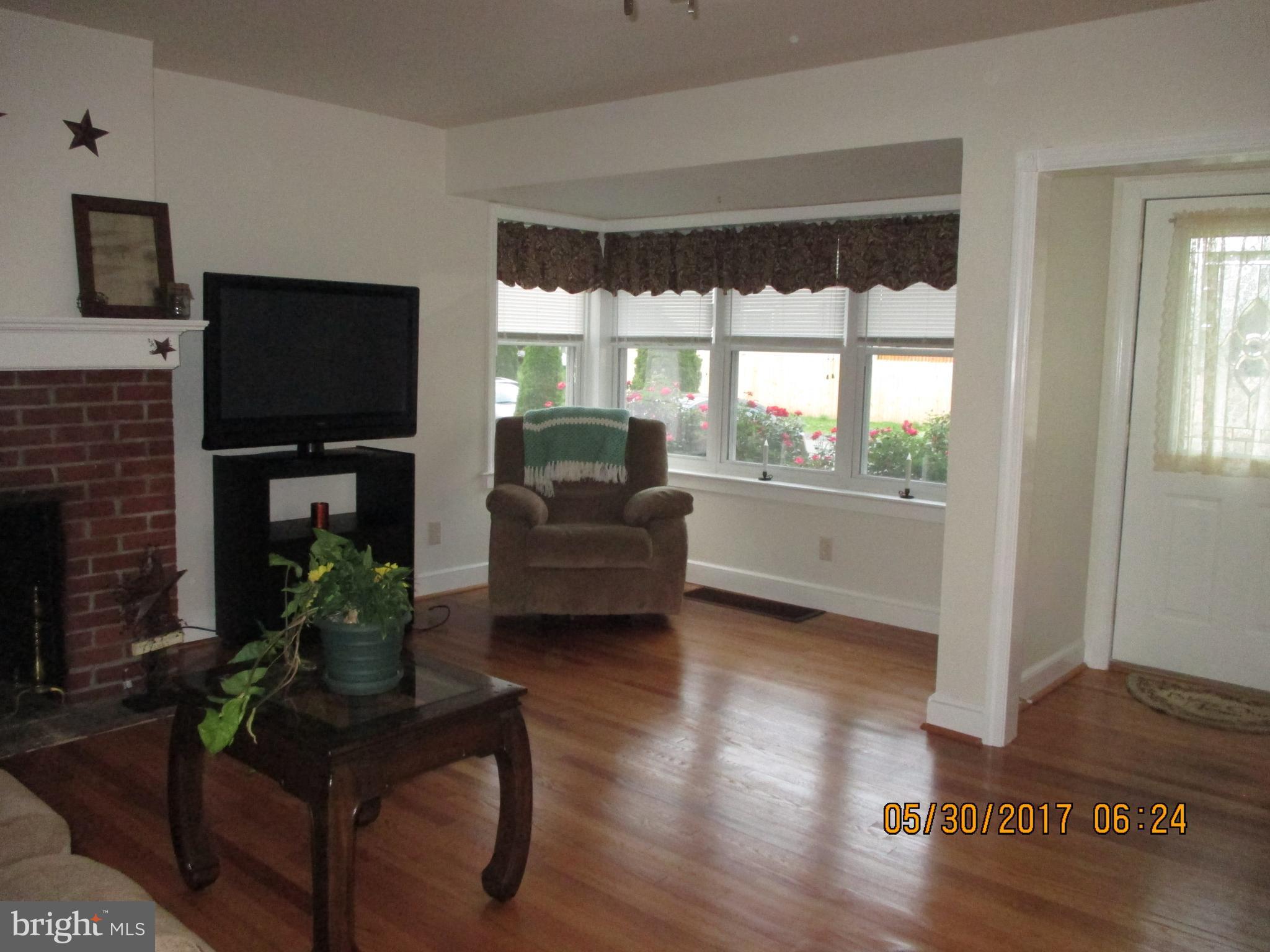 11232 Hollywood Road Hagerstown, MD 21740 - Photo 3 of 26 Living Room