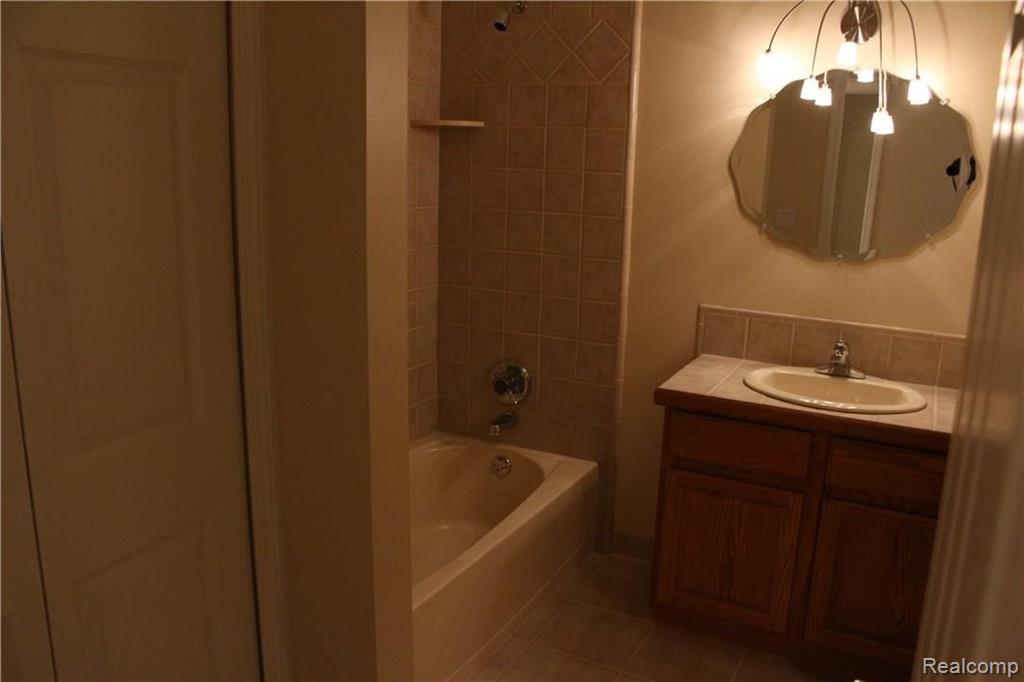 2724 Hickory Lawn Road Rochester Hills, MI 48307 - Photo 12 of 30