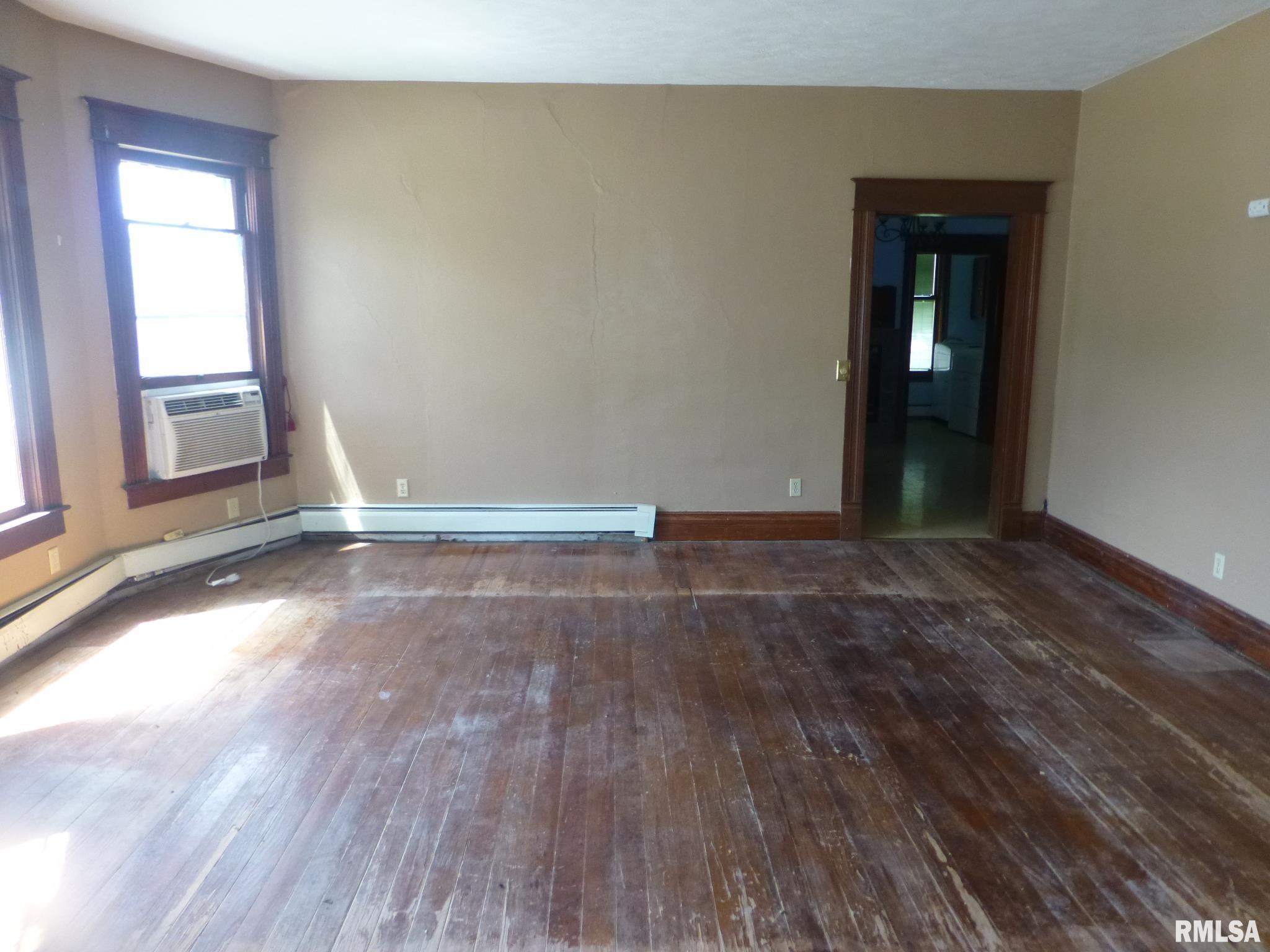 121 East Fortune Street Virden, IL 62690 - Photo 3 of 24