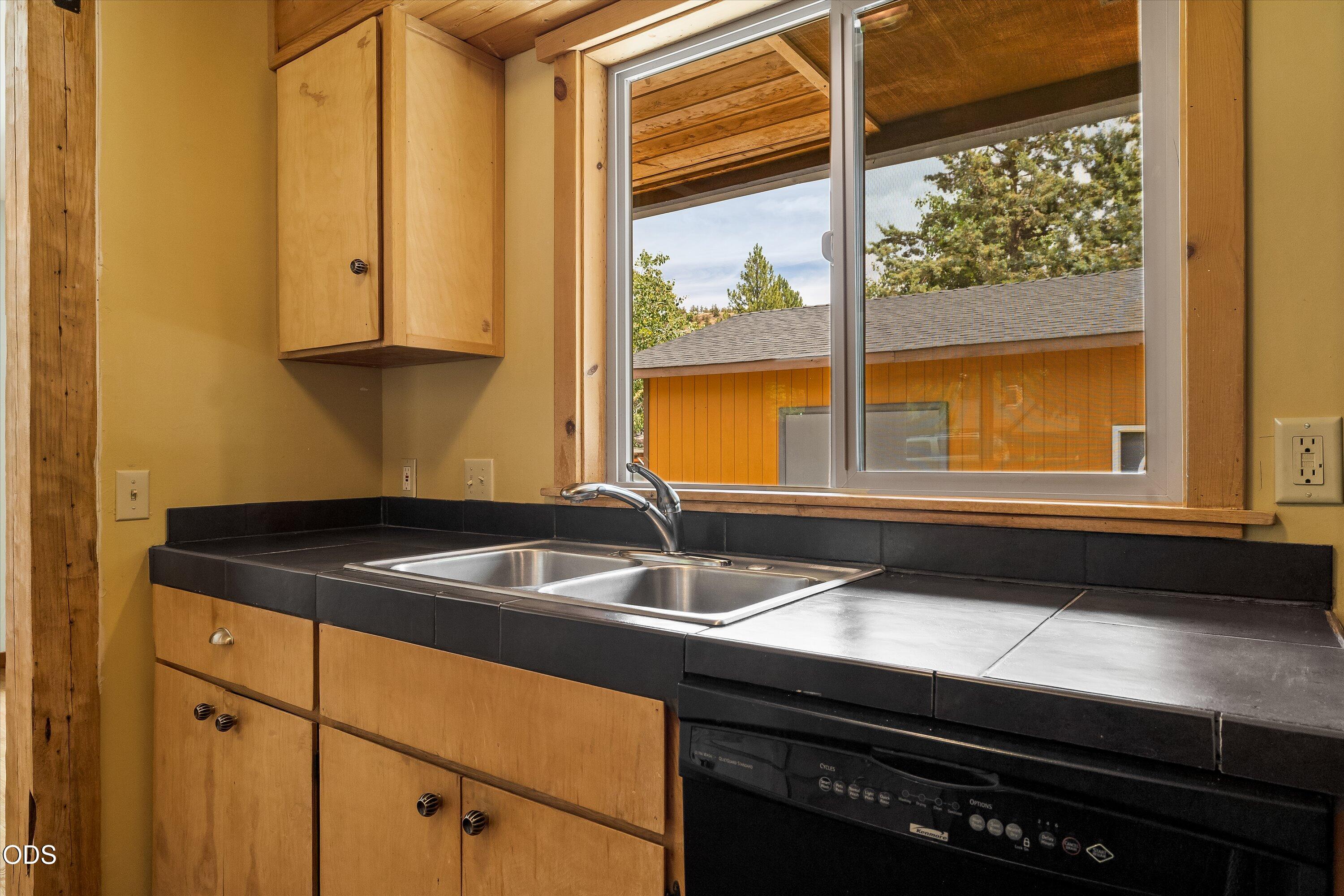606 Northeast 9th Street Bend, OR 97701 - Photo 20 of 37