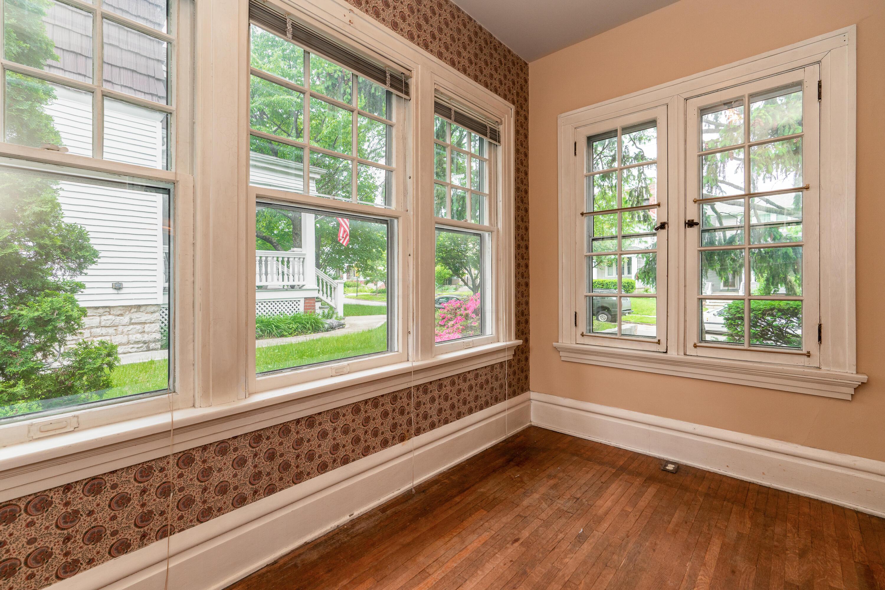 54 East Tulane Road Columbus, OH 43202 - Photo 11 of 36 Sunroom offers a flexible space to enjoy your favorite book.