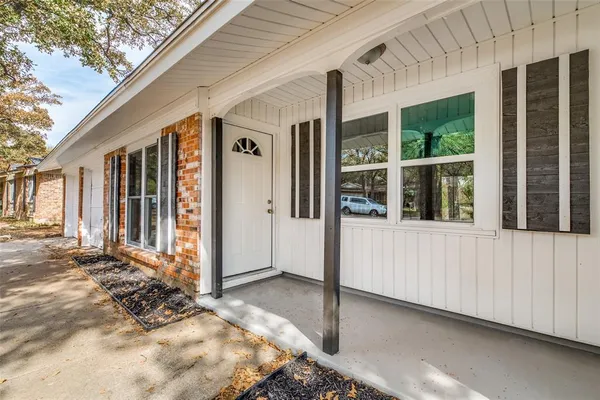 a view of a house with backyard and porch