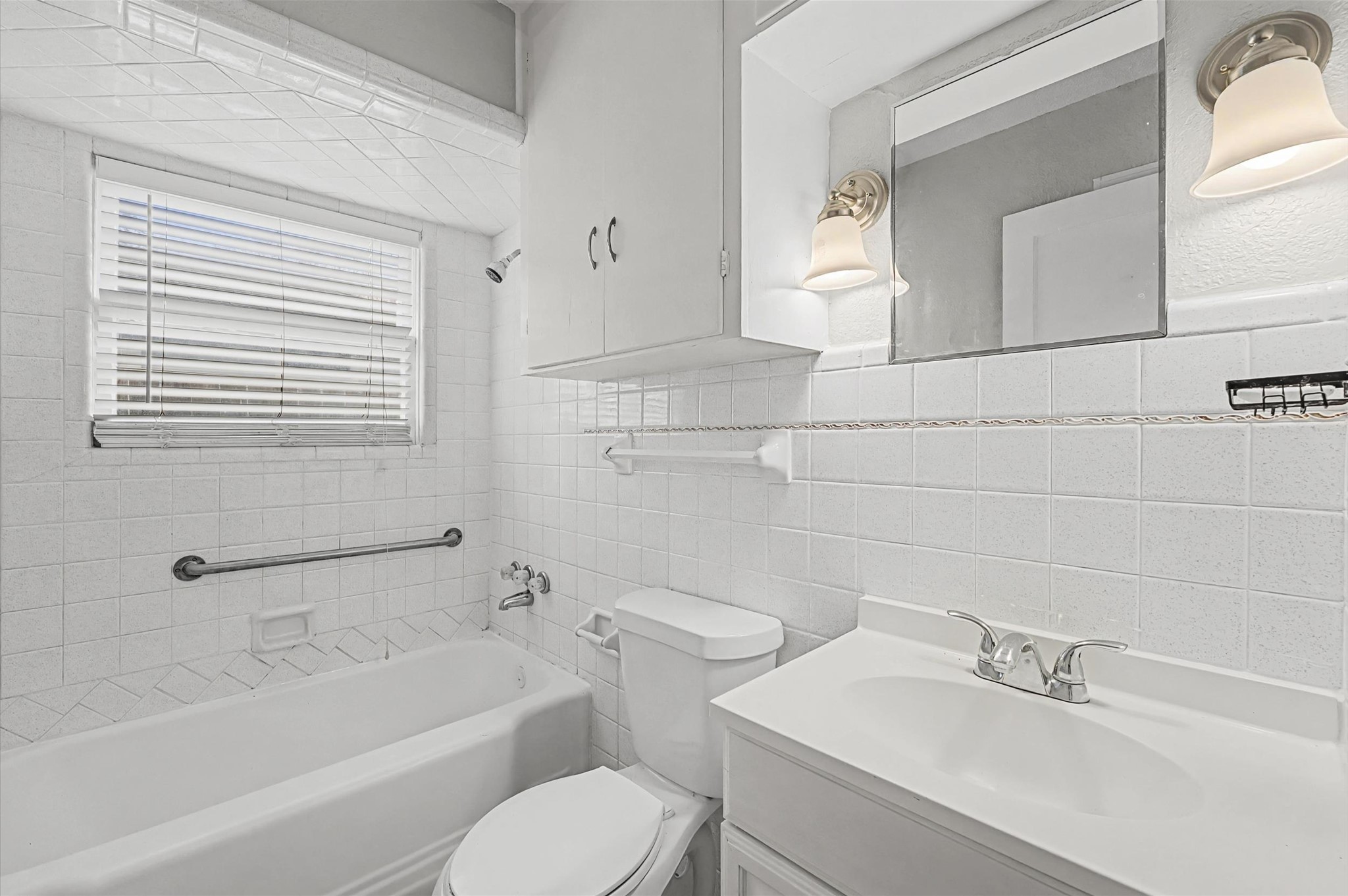 1108 Georgina Street Rosenberg, TX 77471 - Photo 13 of 15 a bathroom with a sink a toilet and a bathtub