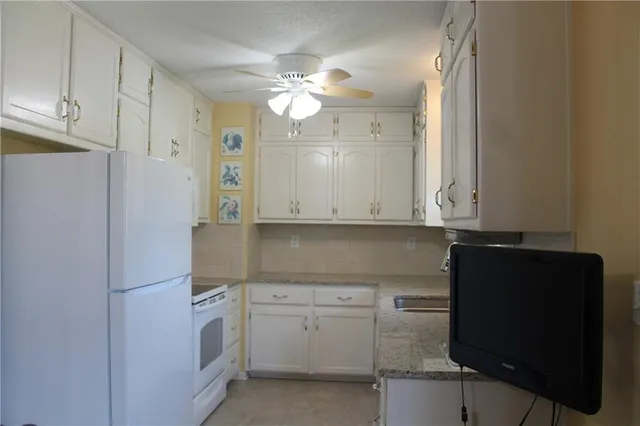 $320,000 | 7832 North Strathbury Avenue, Kansas City, MO 64151