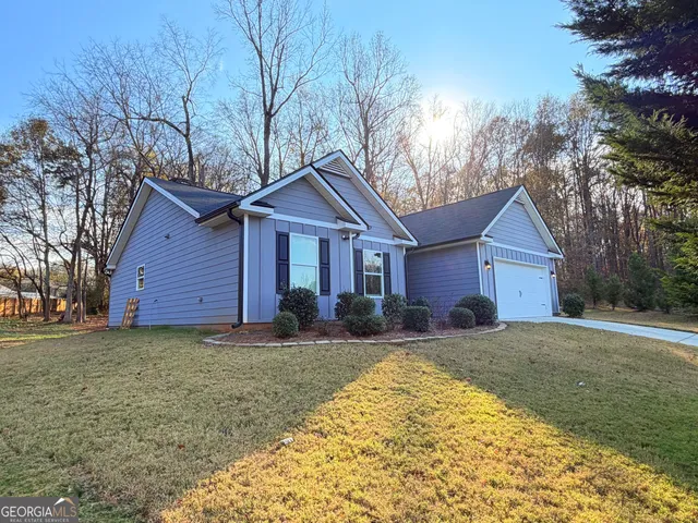 a view of a house with a yard
