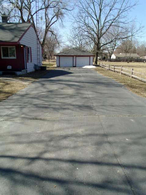 4324 Van Slyke Road Flint, MI 48507 - Photo 36 of 41 20428128-38.JPG