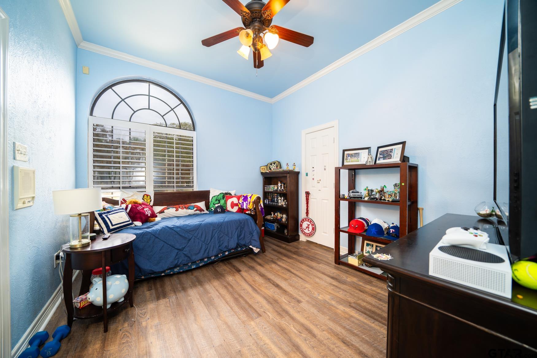 2 Joseph Circle Longview, TX 75601 - Photo 20 of 35 a living room with furniture and a window