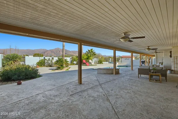 a view of a backyard
