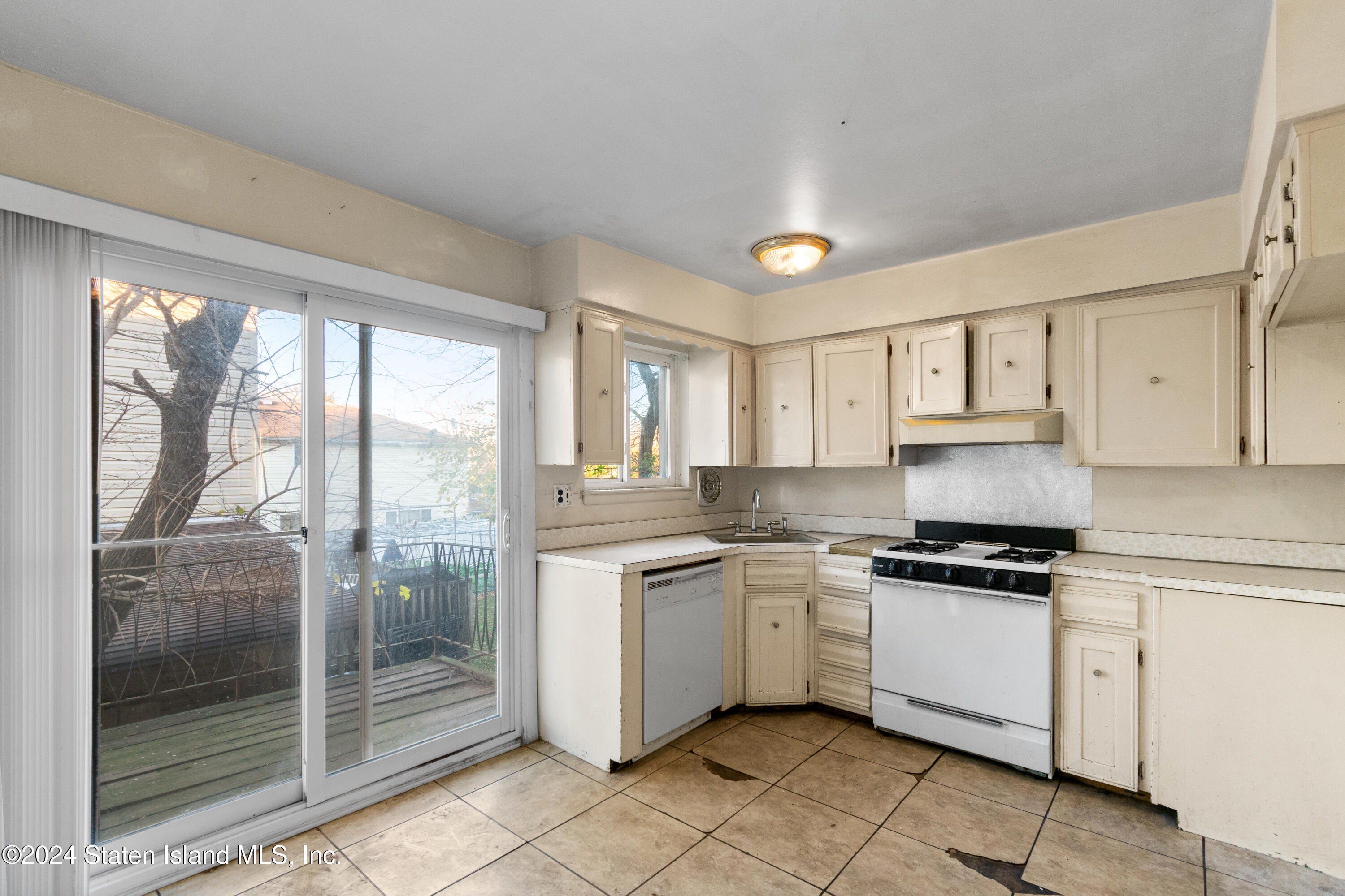 941 Willowbrook Road Staten Island, NY 10314 - Photo 4 of 16 DSC_2686