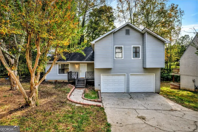 a view of a house with a yard