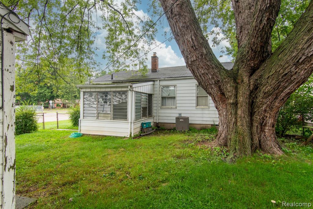 15975 Kinloch Redford, MI 48239 - Photo 11 of 13