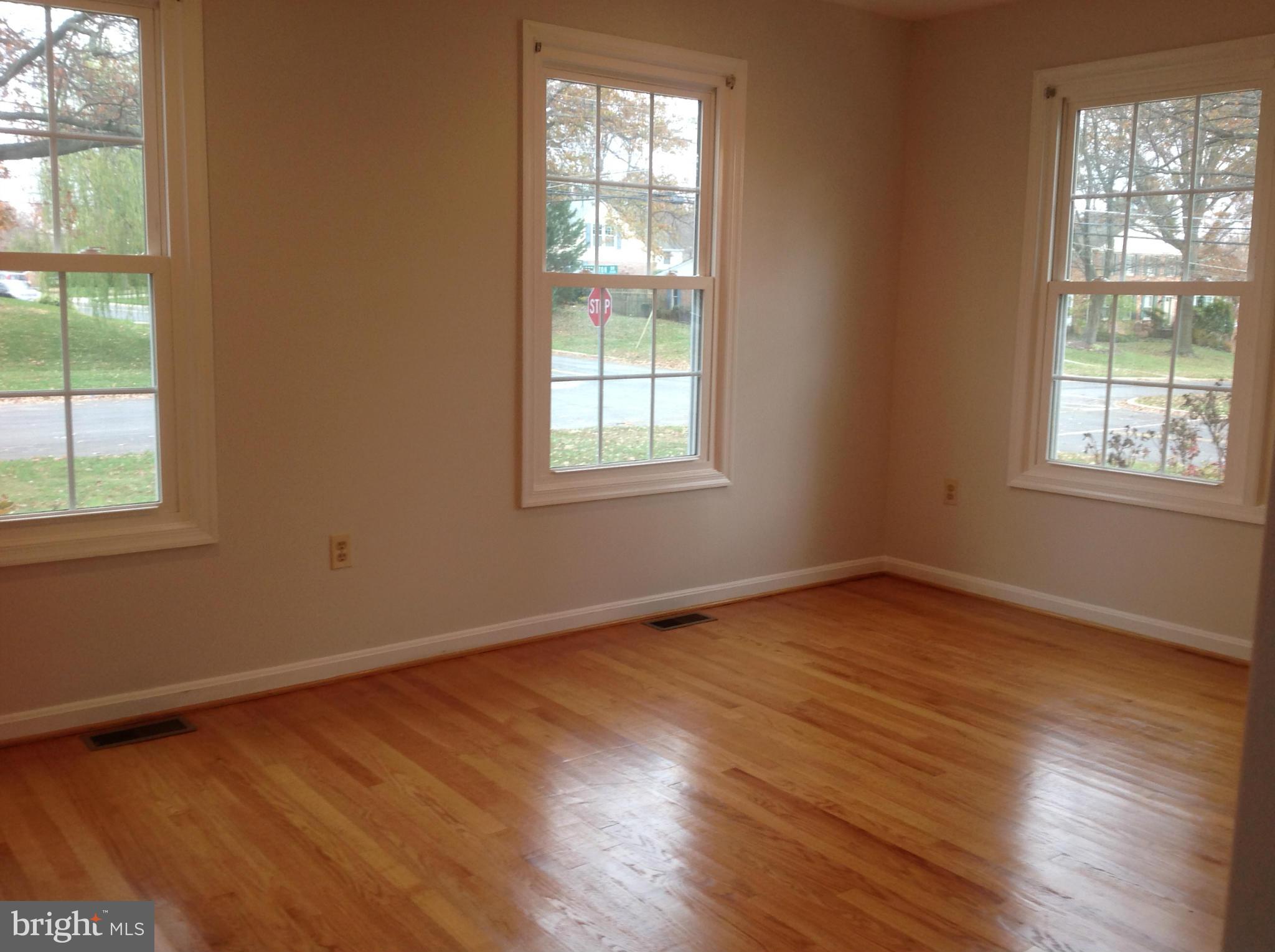 8401 Aqueduct Road Potomac, MD 20854 - Photo 22 of 27 Dining Room