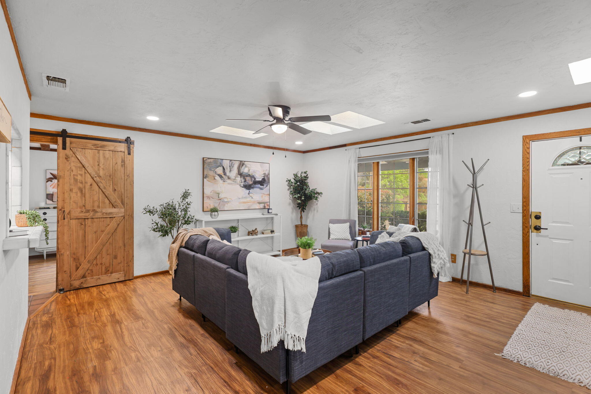 4550 Placer Road Redding, CA 96001 - Photo 4 of 95 Spacious Living Room with Skylights
