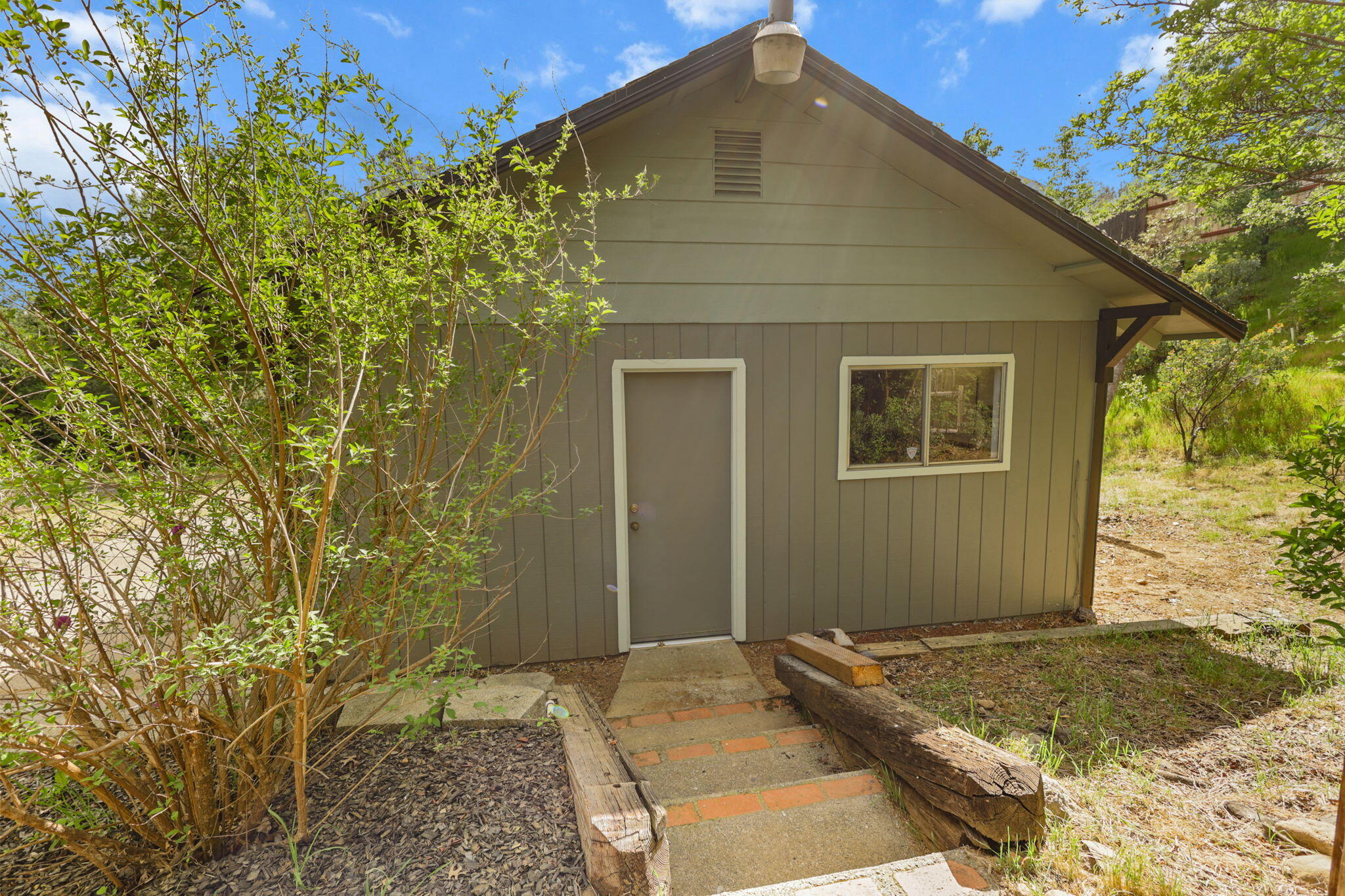 4550 Placer Road Redding, CA 96001 - Photo 68 of 95 Walkway to Garage