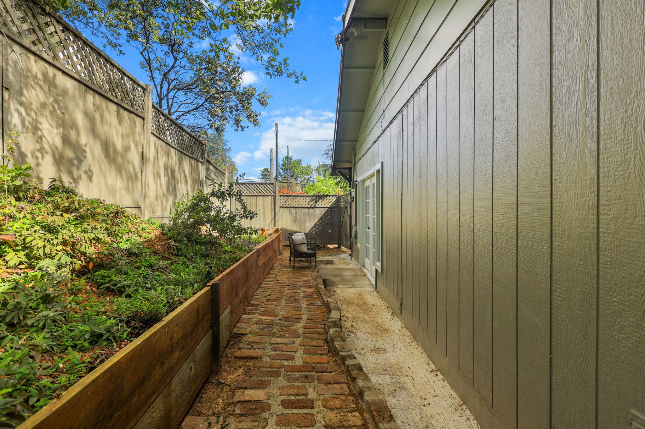 4550 Placer Road Redding, CA 96001 - Photo 93 of 95 Side Walkway