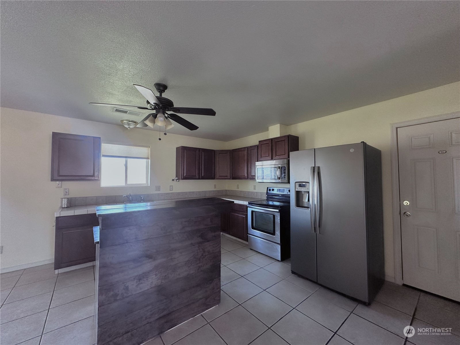 19 Jess Botello Place Riverside, WA 98849 - Photo 8 of 30 a kitchen with stainless steel appliances granite countertop a refrigerator a stove and a sink