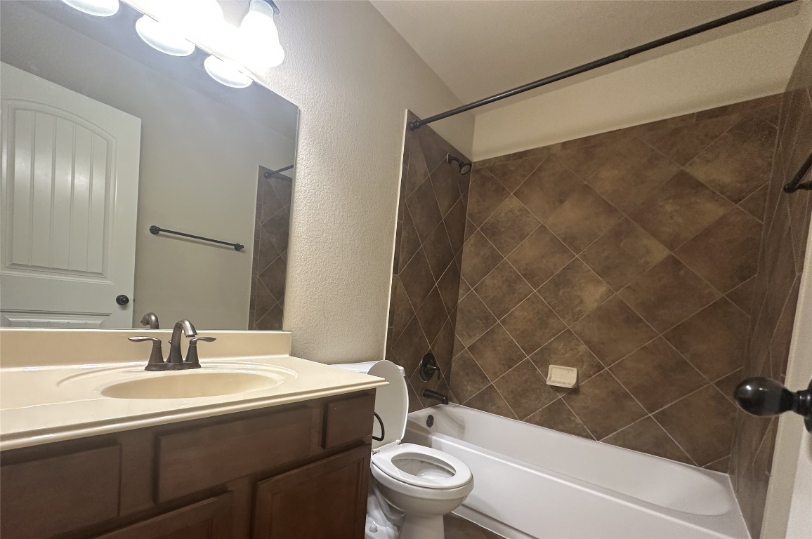 7714 Squirrel Hollow Drive Georgetown, TX 78628 - Photo 5 of 17 a bathroom with a sink a toilet and a bathtub