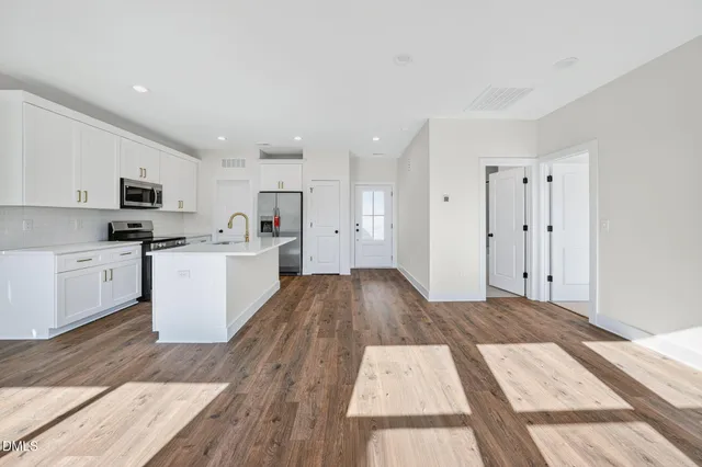 $925,000 | 209 West Maple Avenue, Holly Springs, NC 27540